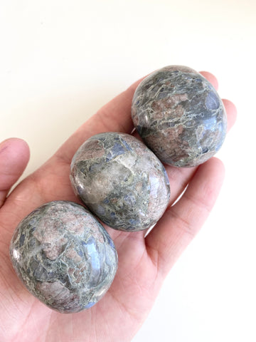 Que Sera Palm Stone